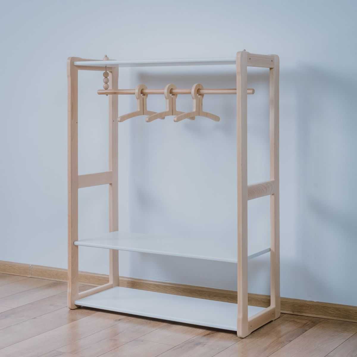 Garderobe kombiniert mit Maxi Regal - Montessori®, aus Buchenmassivholz und Birkensperrholz, fördert Unabhängigkeit.
