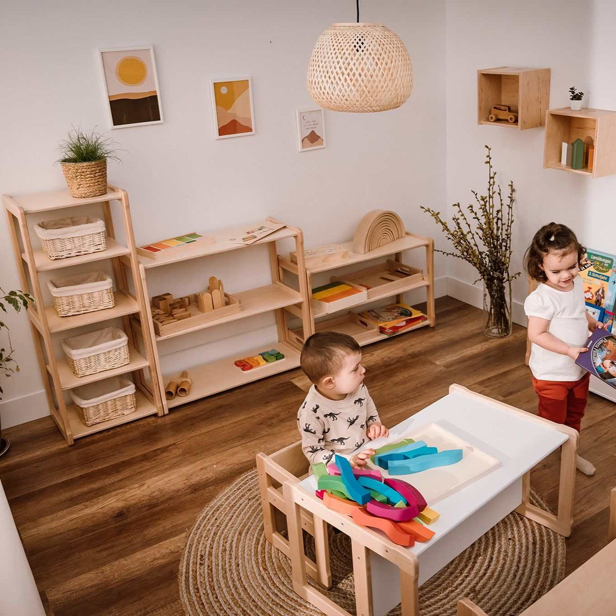 Montessori 3-piece shelf set in children&#39;s playroom, featuring Mini, Midi, and Maxi sizes.