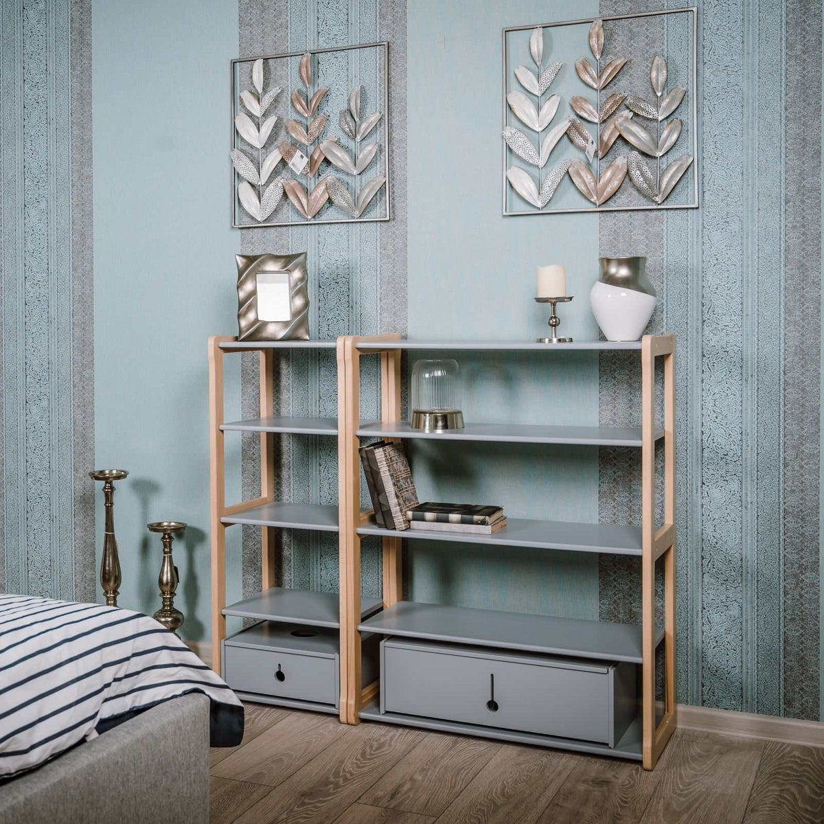 Set Regale Maxi Montessori® toy storage shelves in a modern room.