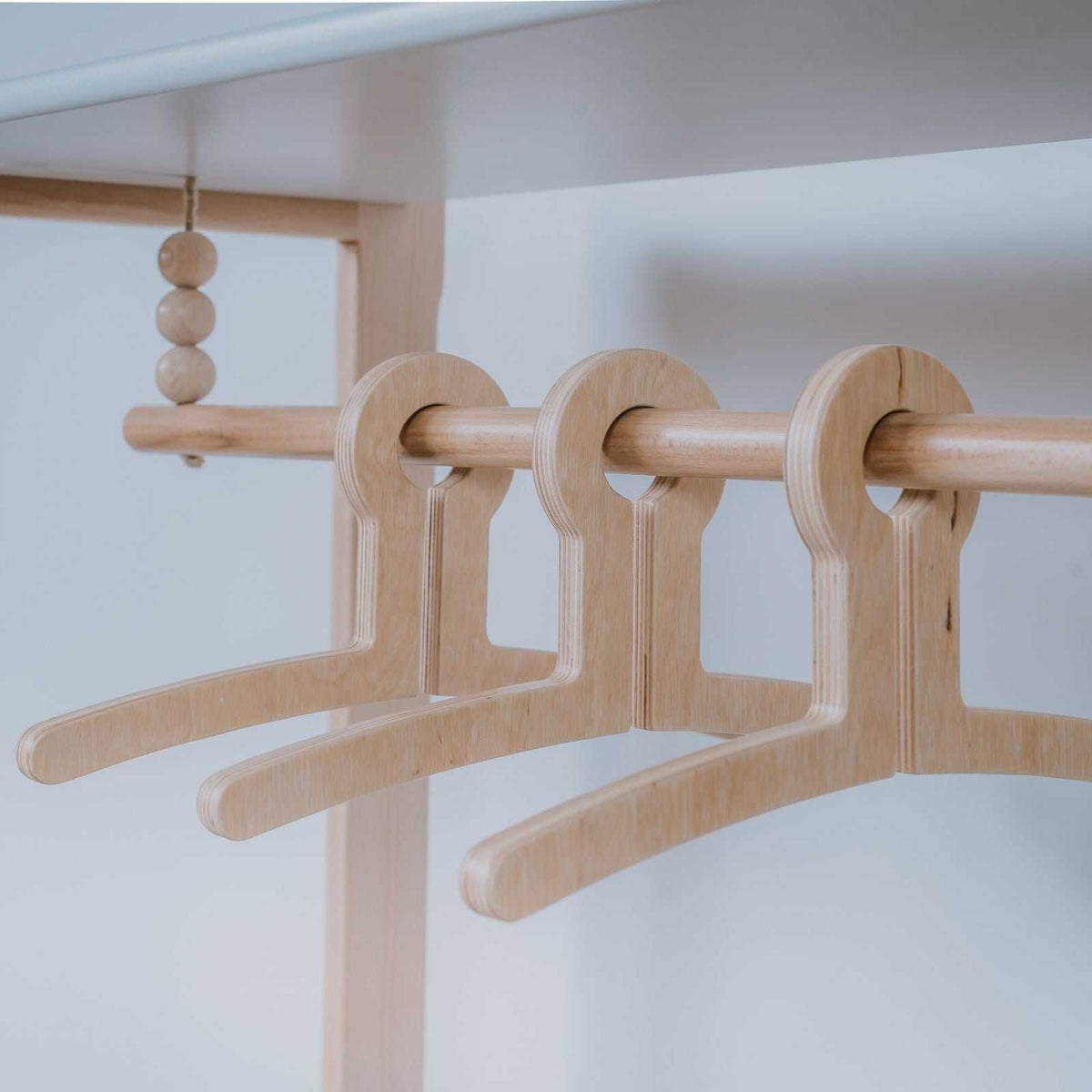 Montessori Garderobe mit Maxi Regal, FSC-Buchenholz, kinderfreundlich.