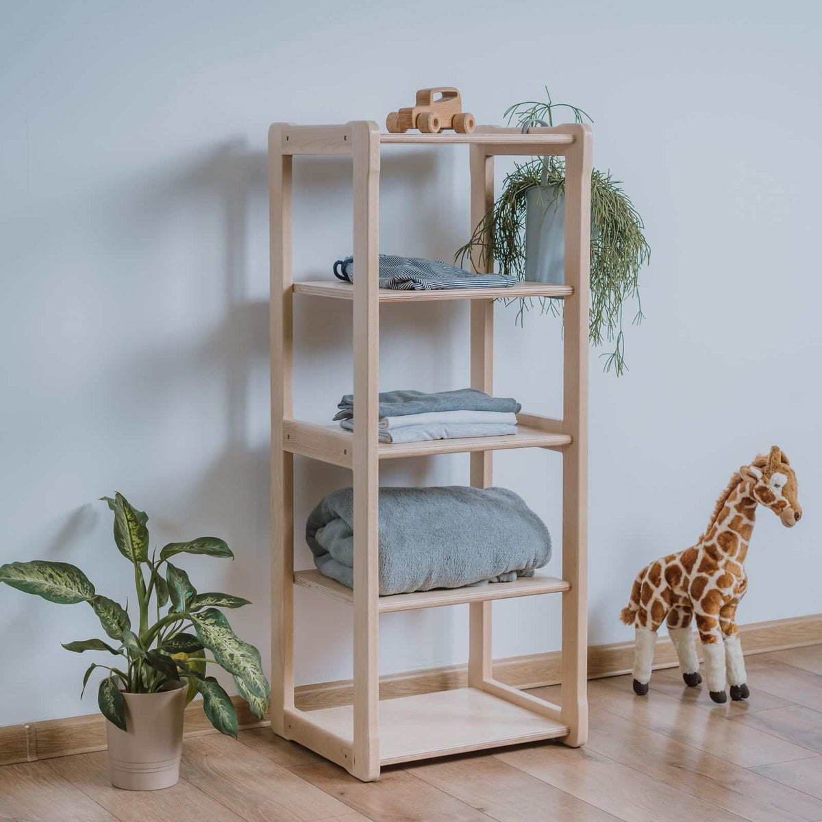 Montessori-inspired wardrobe with shelf and 2 Maxi shelves for children.