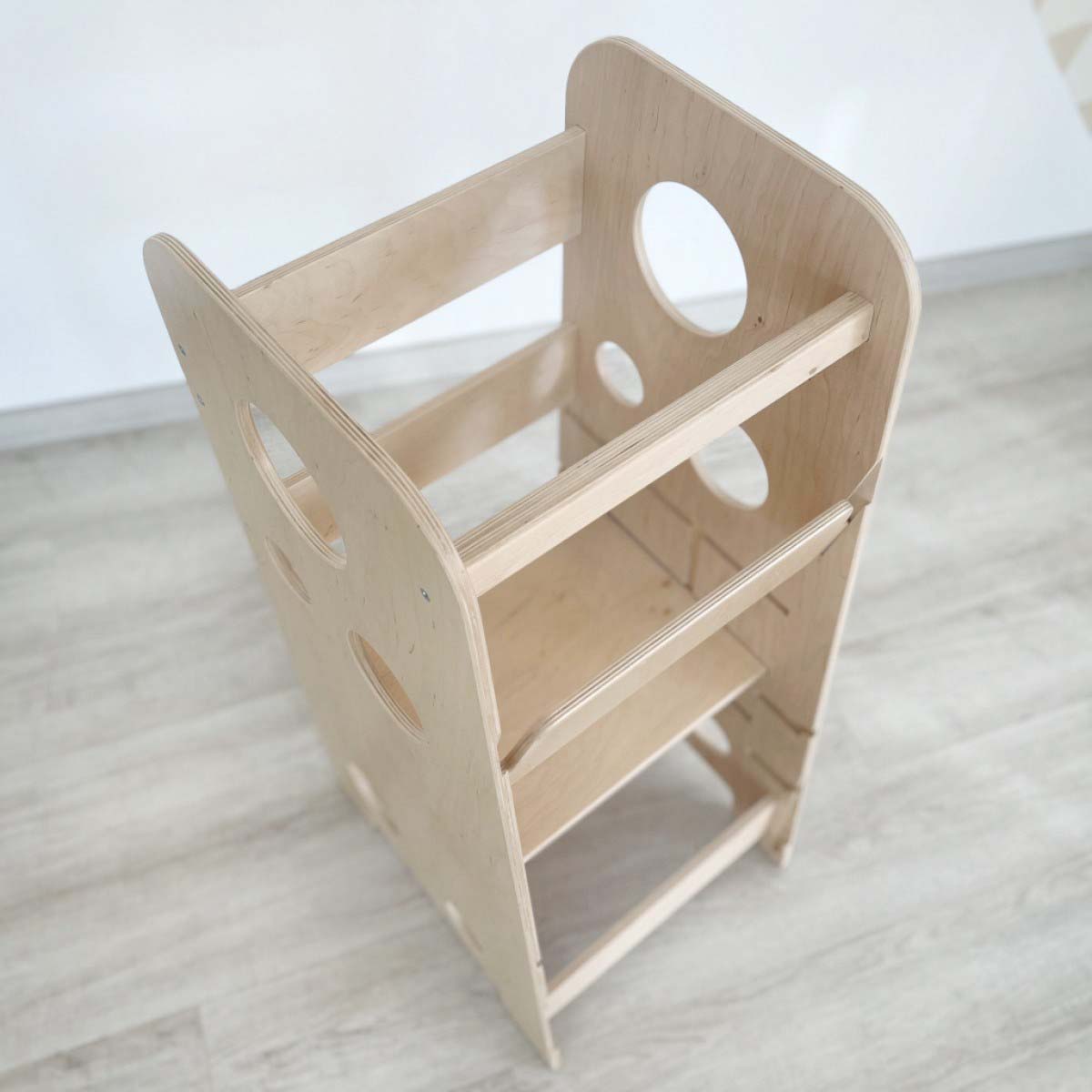 Multifunctional 3-in-1 wooden Lernturm for children&#39;s self-sufficiency.