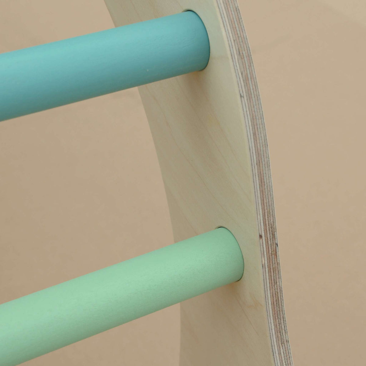 Montessori Kletterset aus baltischem Birkenholz mit naturfarbenem Kletterbogen in Minttönen.