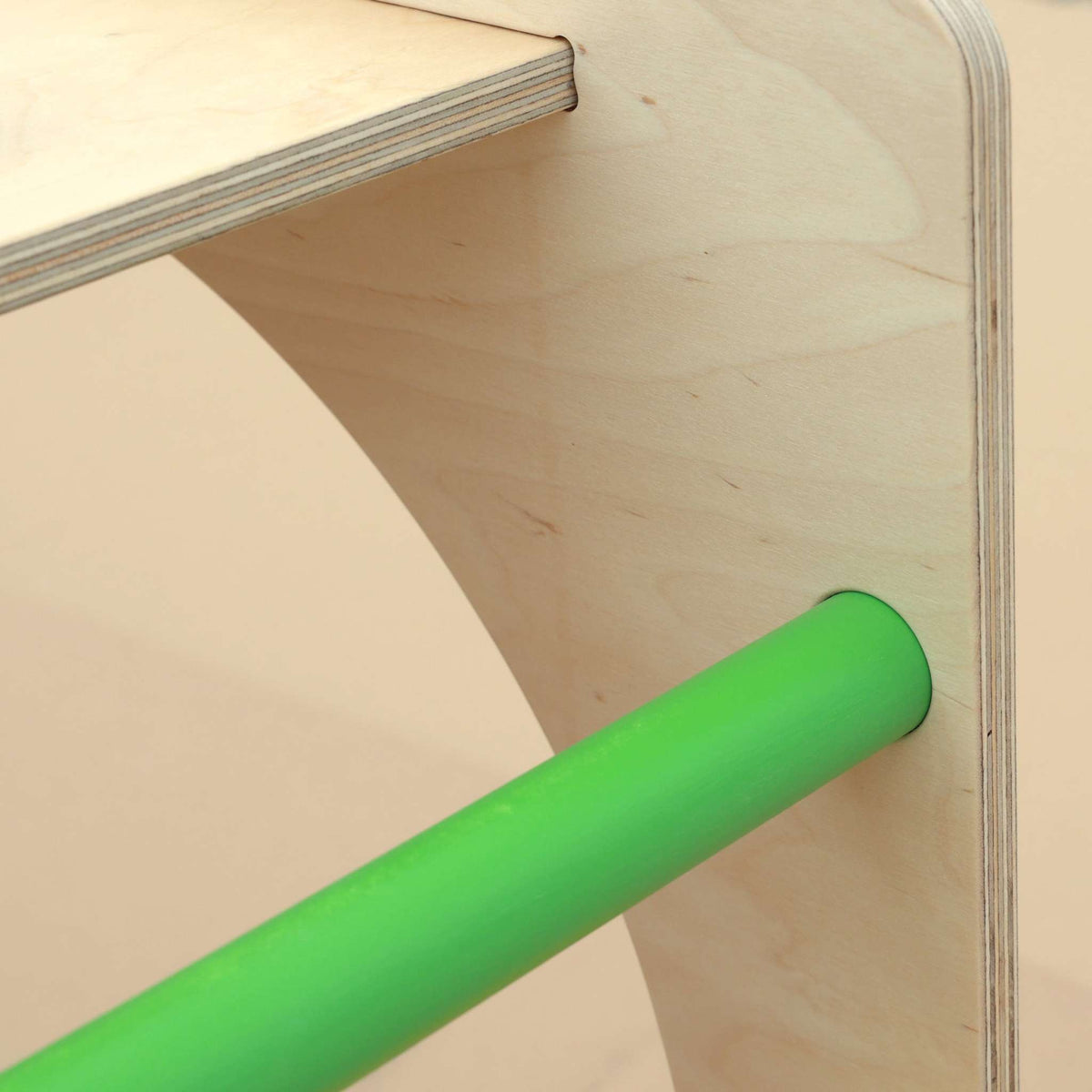 Montessori Kletterwürfel and XXL Rutsche detail showing smooth Baltic birchwood and green water-based finish for indoor play.