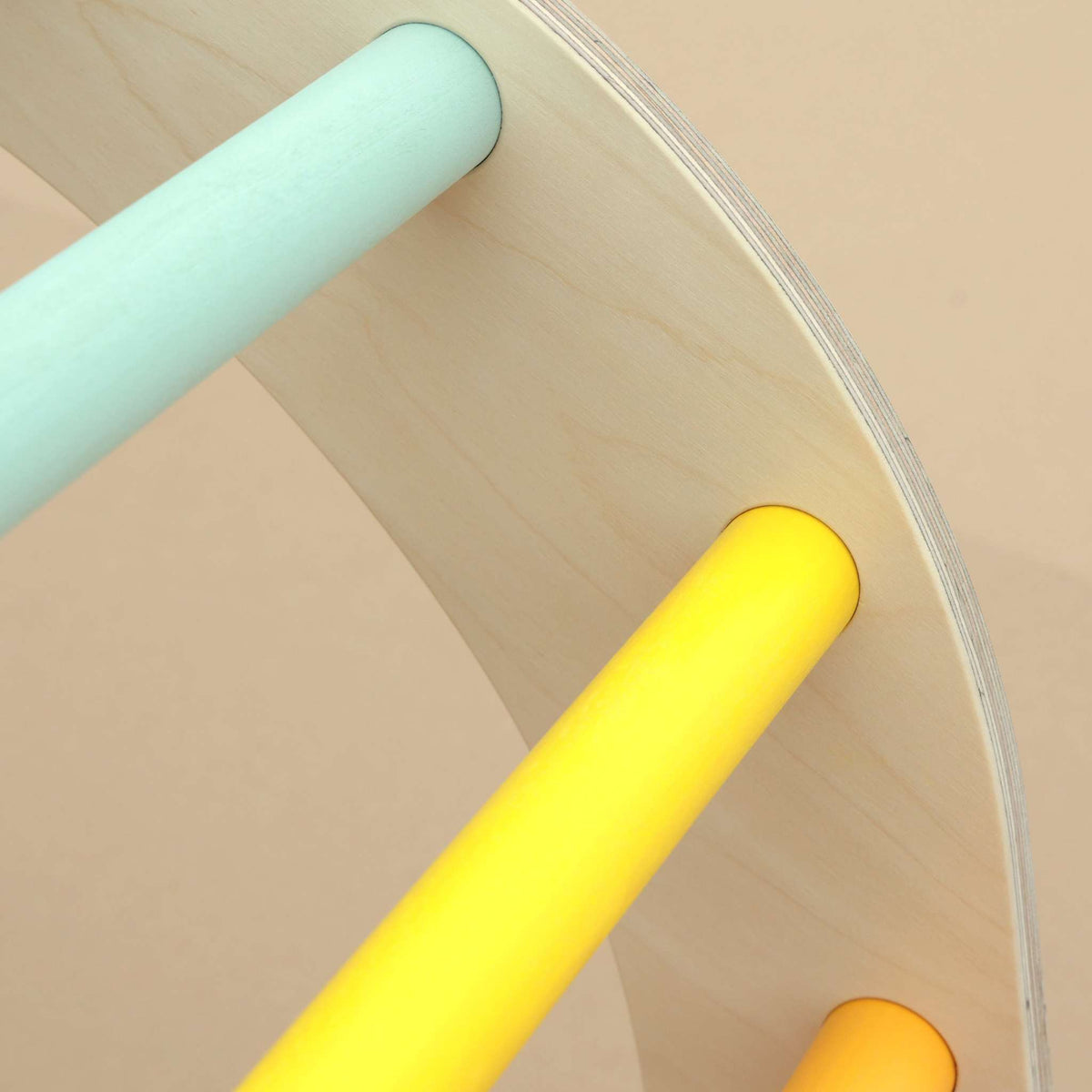 Montessori Kletterbogen aus baltischem Birkenholz mit farbigen Sprossen, ideal für Kinder zum Klettern und Rutschen.