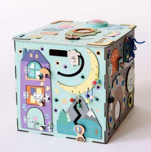 Motorikspielzeug Aktivhaus für Kleinkinder, Busybox mit Beleuchtung und interaktiven Tierfiguren.