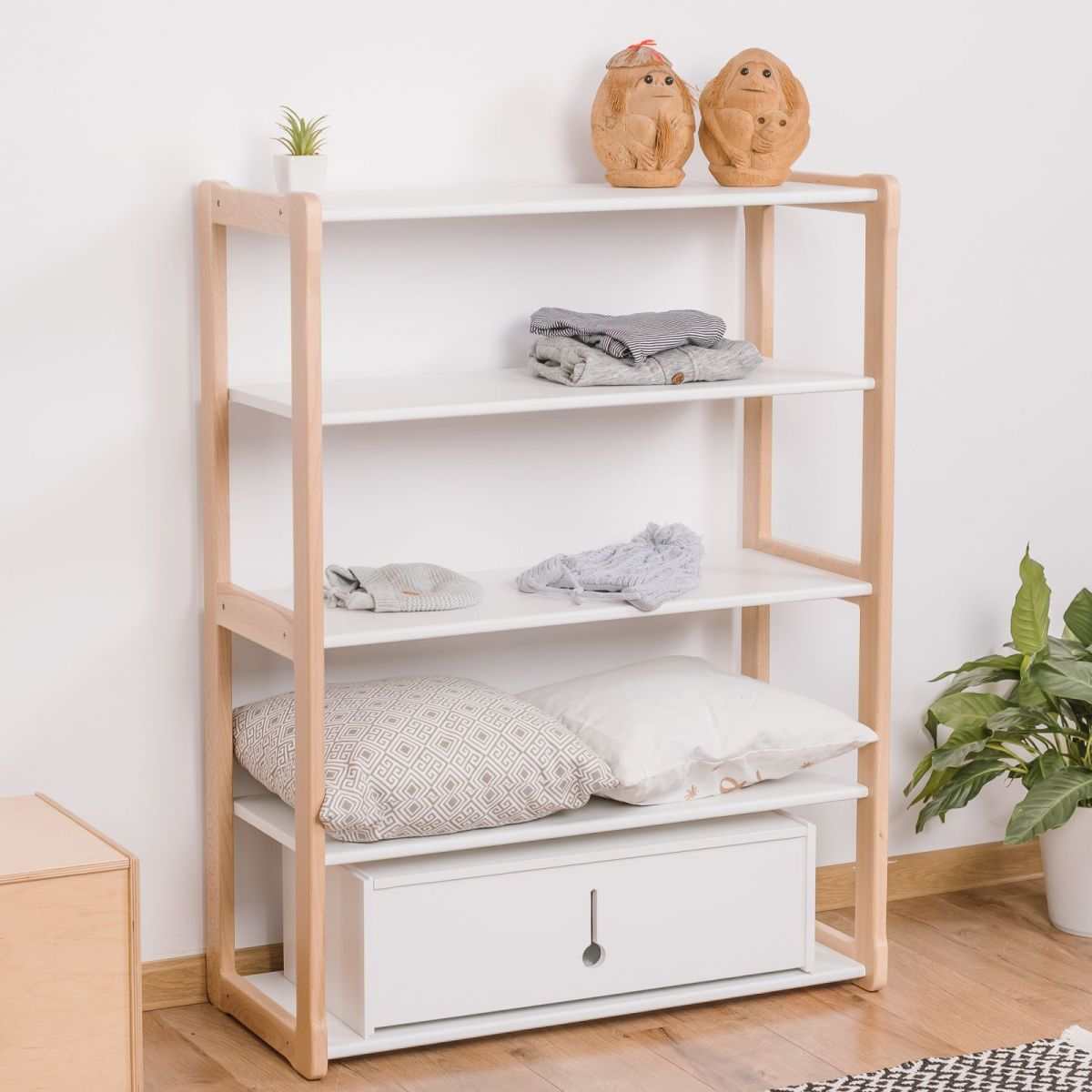 Montessori Regal Maxi+ with open shelving for toys and books, 5-tier wooden unit with water-based paint.