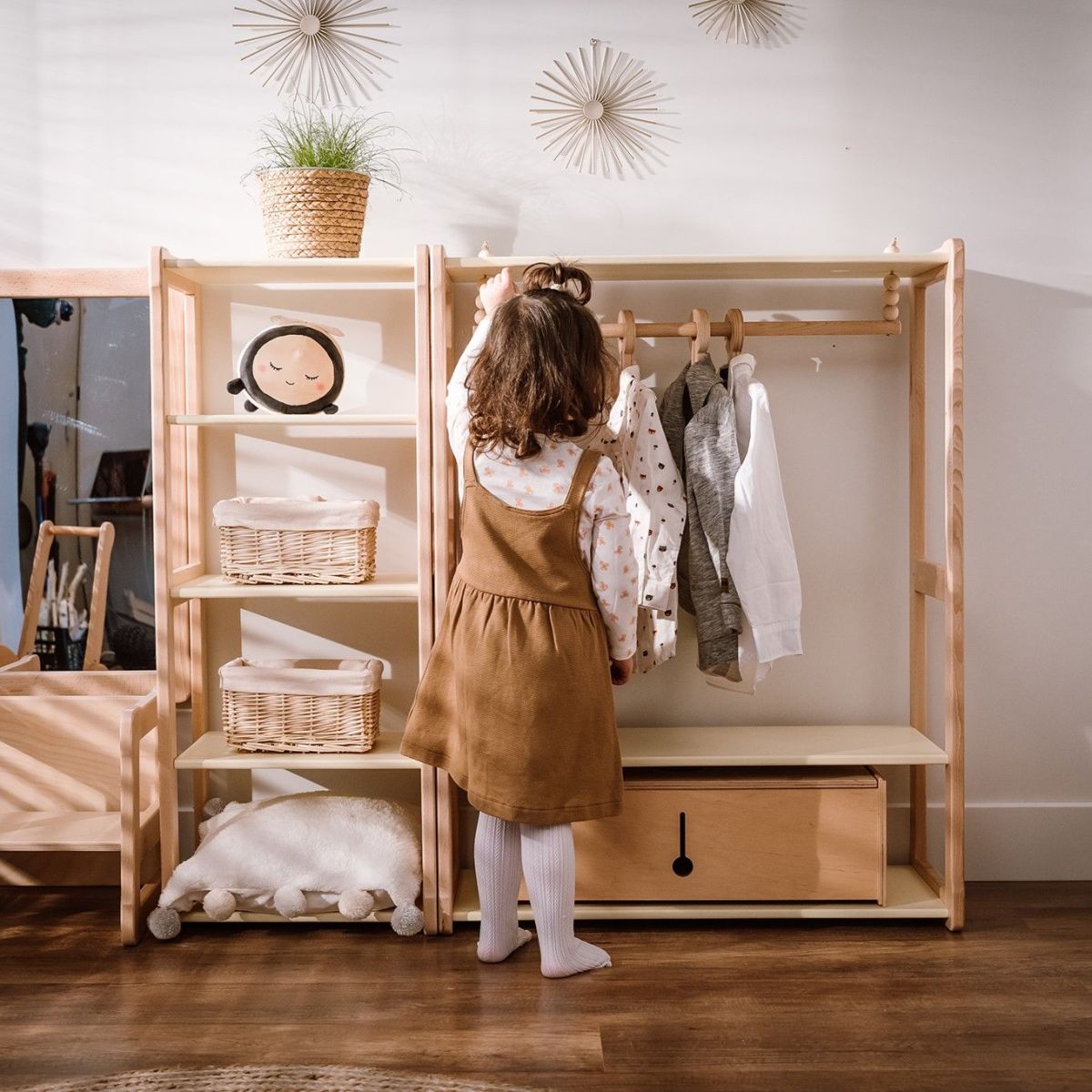Montessori Garderobe kombiniert mit Maxi Regal für Kinderzimmer, stärkt Unabhängigkeit und Selbstvertrauen.