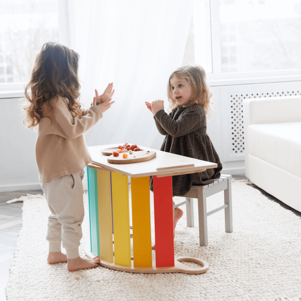 Montessori Balancewippe mit doppelseitigem Brett für Kinder, farbenfroh und aus Birkensperrholz.
