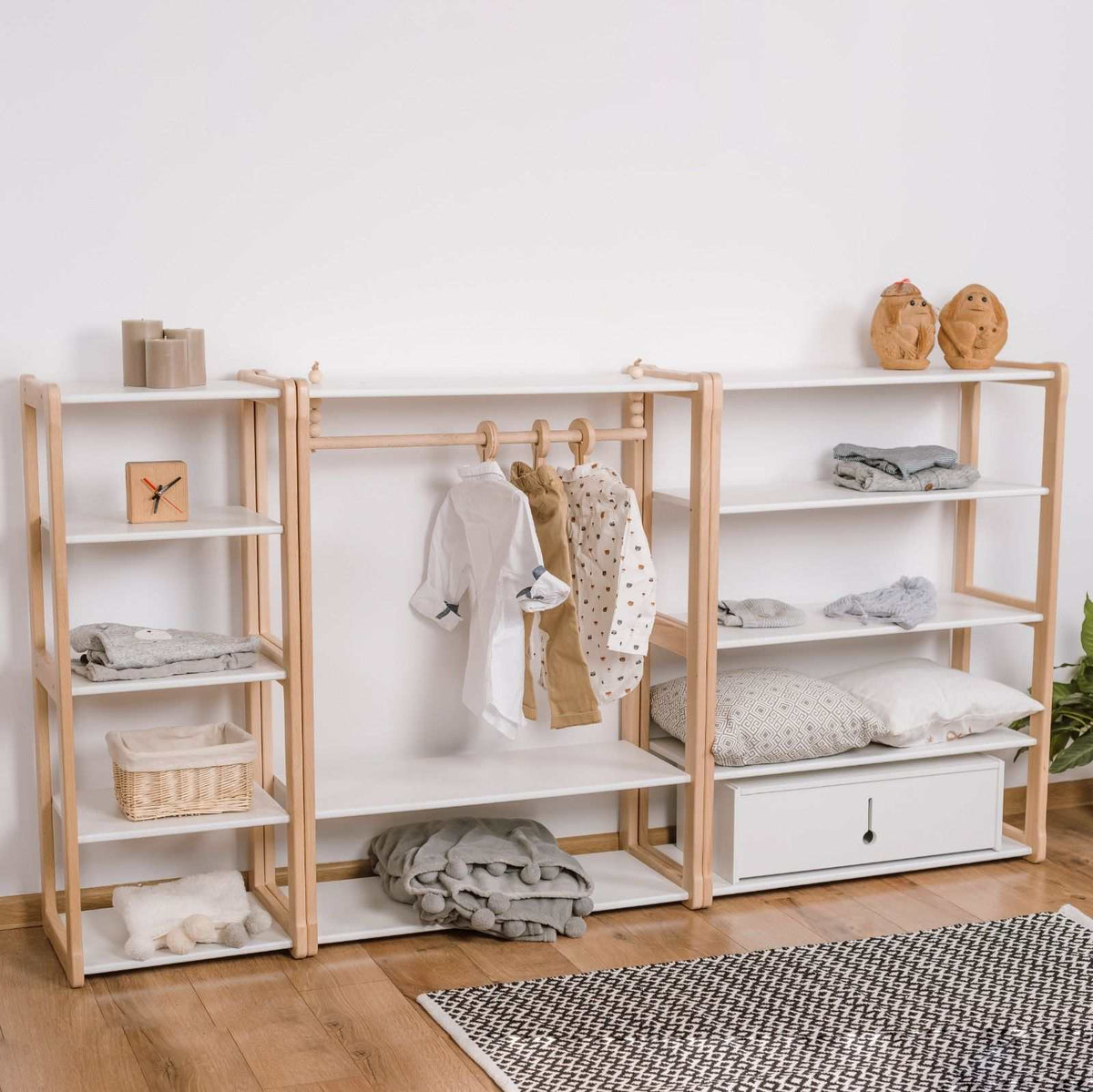 Montessori-inspired wardrobe with shelf and two maxi shelves for children&#39;s independence.