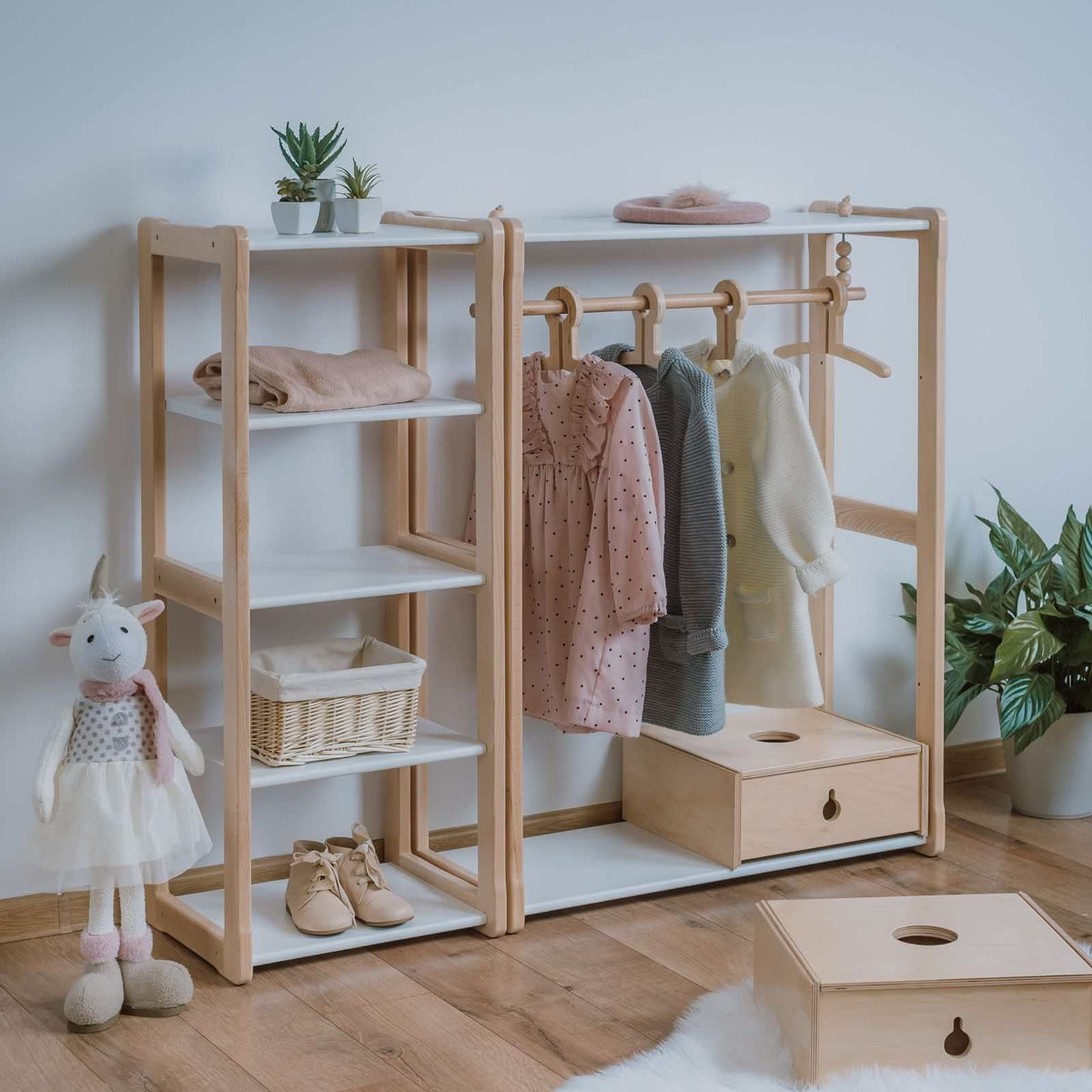 Garderobe ohne Regal in Kombination mit Maxi-Regal - Montessori®, offene Kleideraufbewahrung aus FSC-zertifiziertem Holz für Kleinkinder.