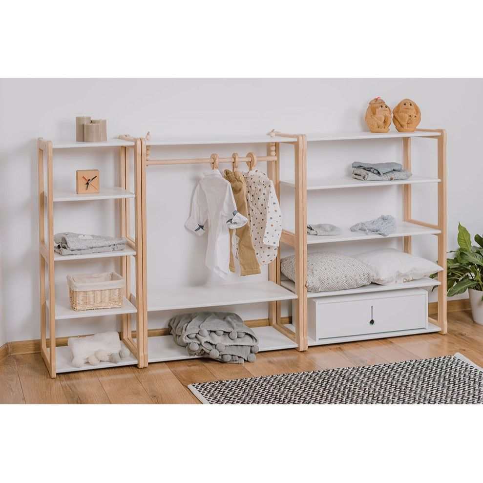 Montessori-inspired wardrobe with shelves and 2 maxi shelves in a child-friendly design for independence and self-confidence.