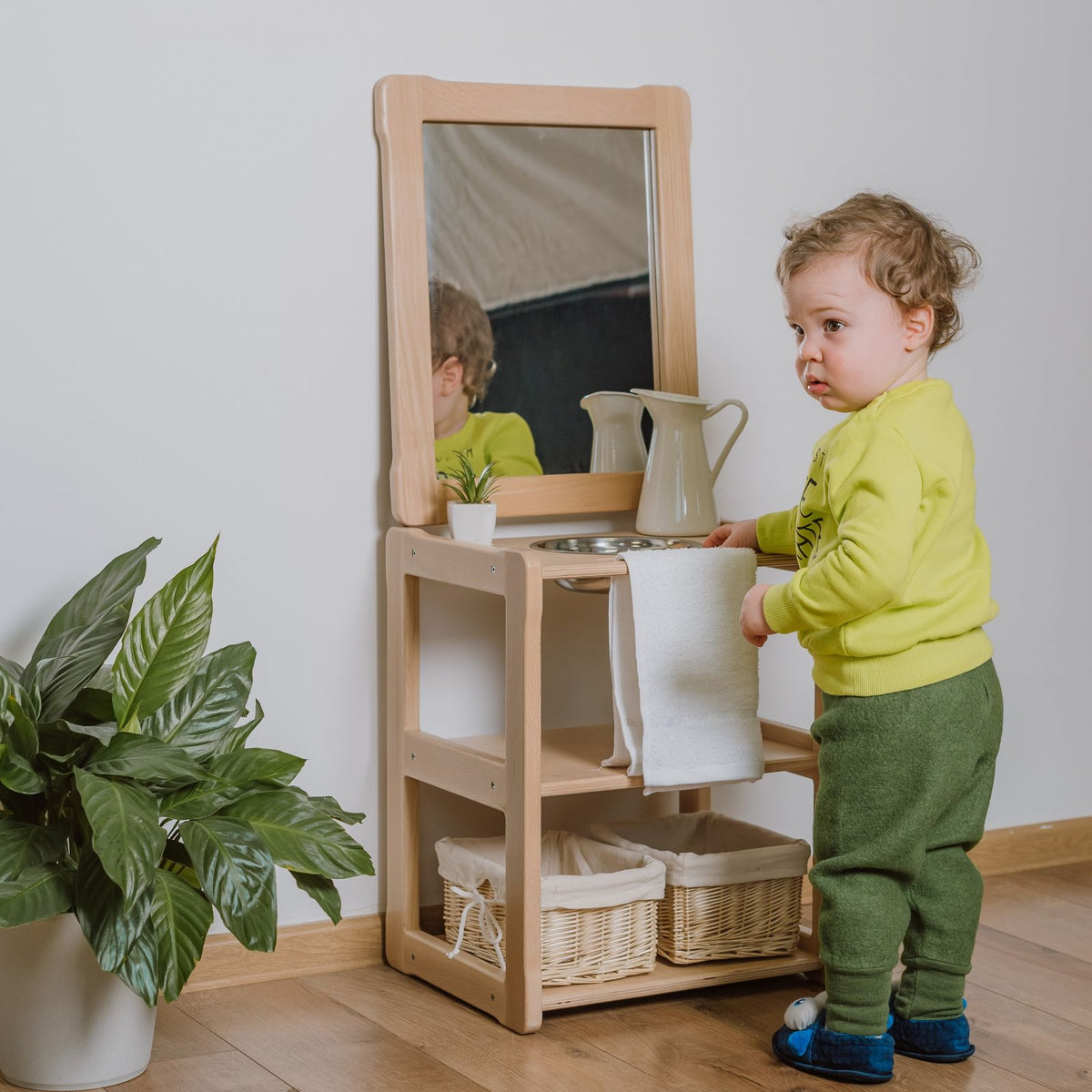 Waschbecken Typ A mit Spiegel für Kinder, aus FSC-zertifiziertem Holz, mit Regal und Spiegel, kindgerecht.