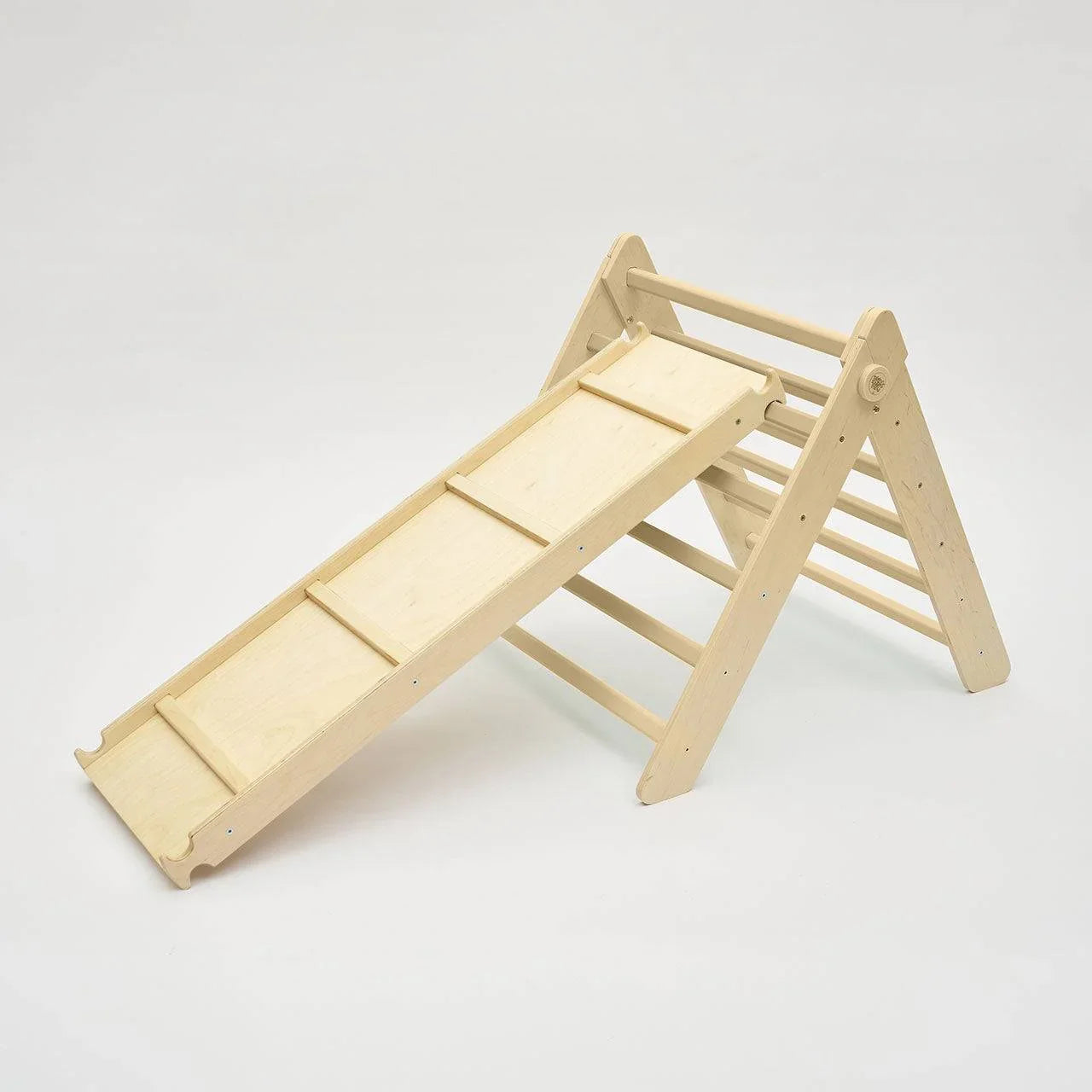 Natural wooden triangle climbing set with slide, suitable for children aged 1 to 6, supports up to 80 kg.