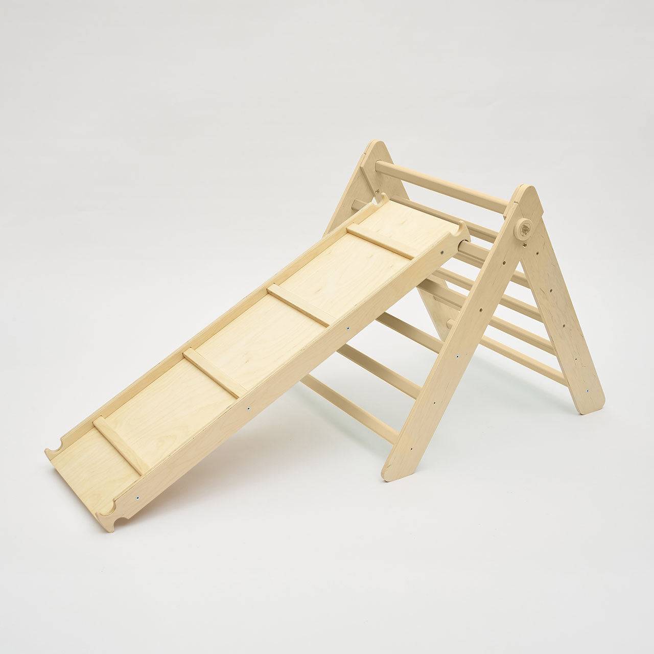 Natural wooden triangle climbing set with slide, suitable for children aged 1 to 6, supports up to 80 kg.