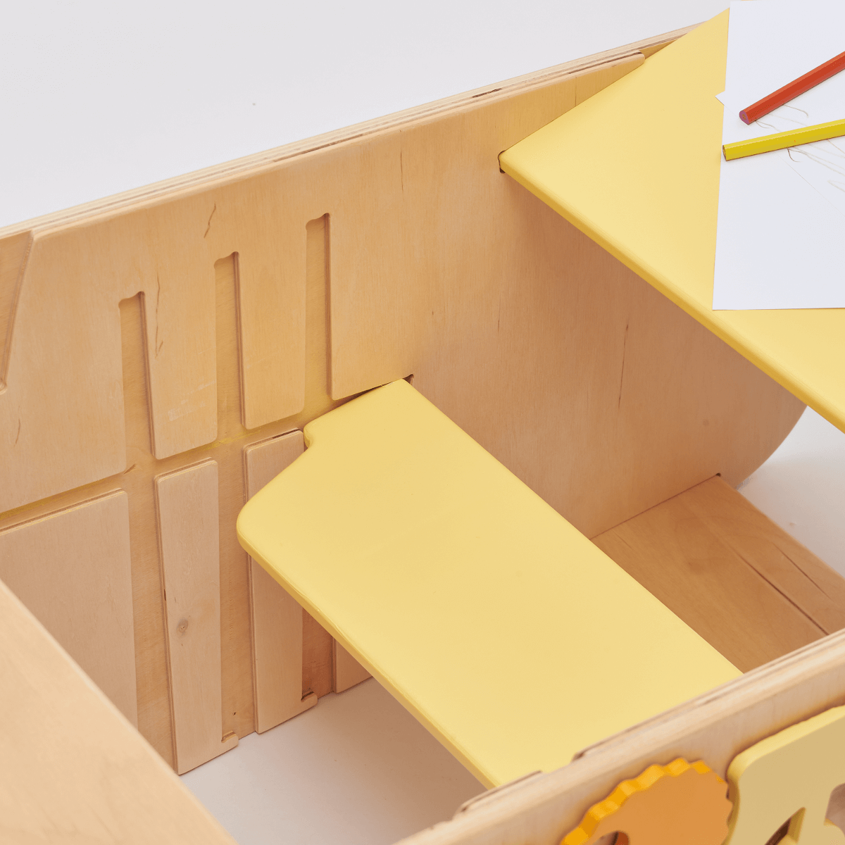 Lernturm 5-in-1 multifunktionaler Helferturm in Gelb, verstellbare Plattform, Birkensperrholz, Spielelemente, sicher für Kinder.