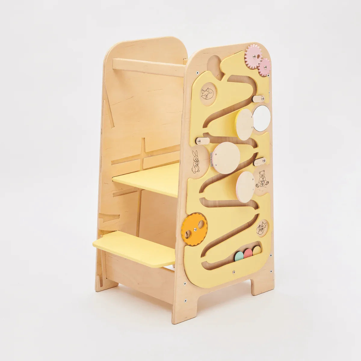 Multifunktionaler gelber Lernturm mit Spielelementen und verstellbarer Plattform.