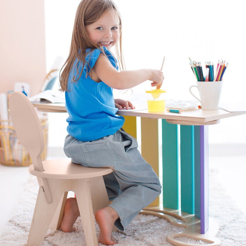 Children&#39;s set with mini chair and double-sided board, suitable for creative play, eco-friendly certified.