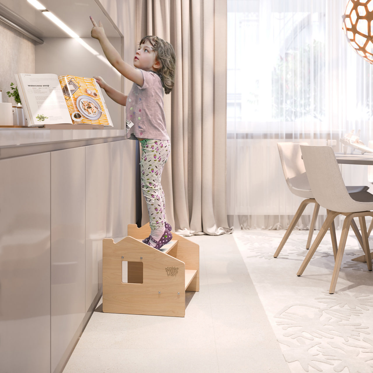 Montessori-Tritthocker für Kinder, sicherer Zugang zu hohen Oberflächen, aus robustem Birkensperrholz, in moderner Küche.