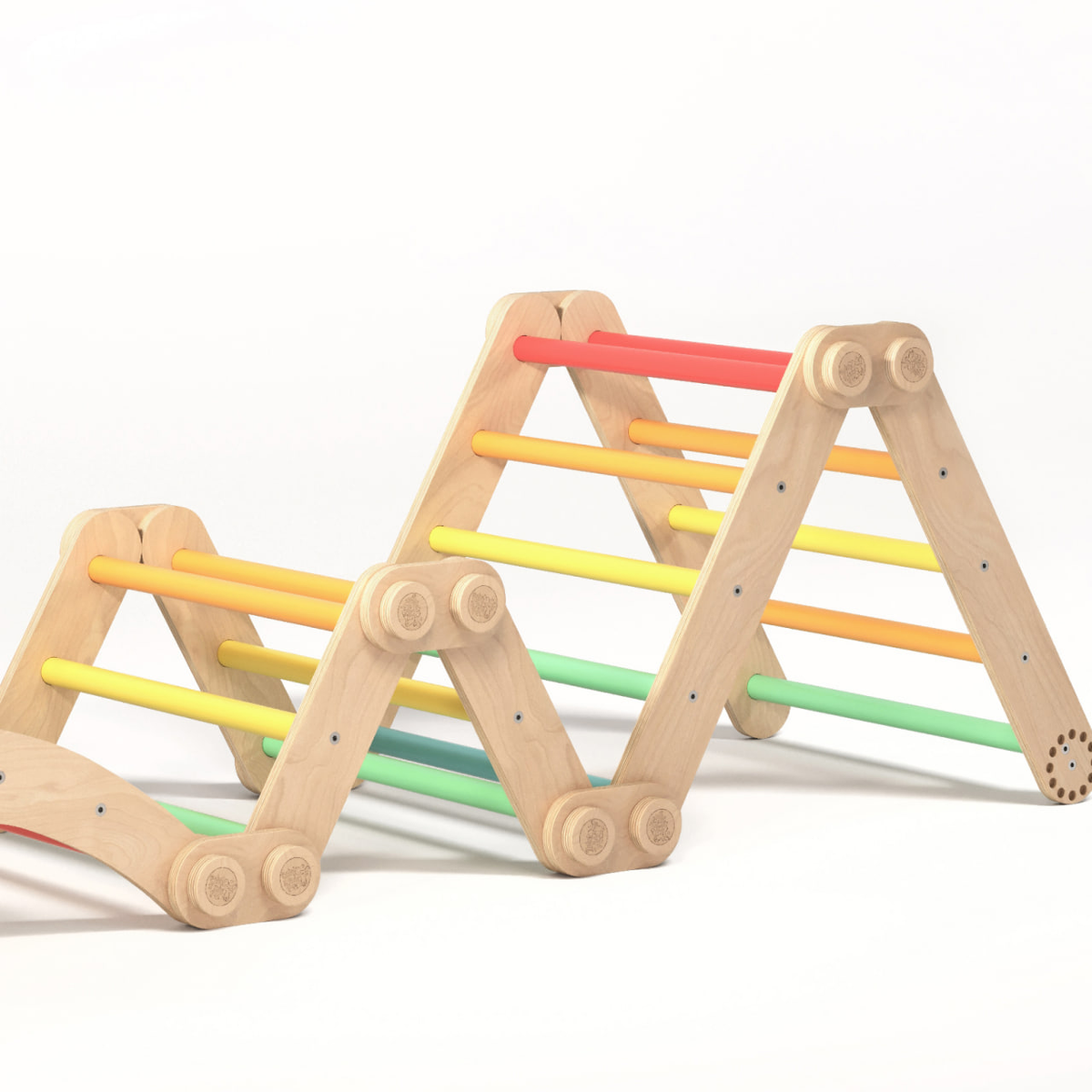 Flexi-Klettergerüst für Kinder Set S in hellem Holz mit bunten Sprossen.