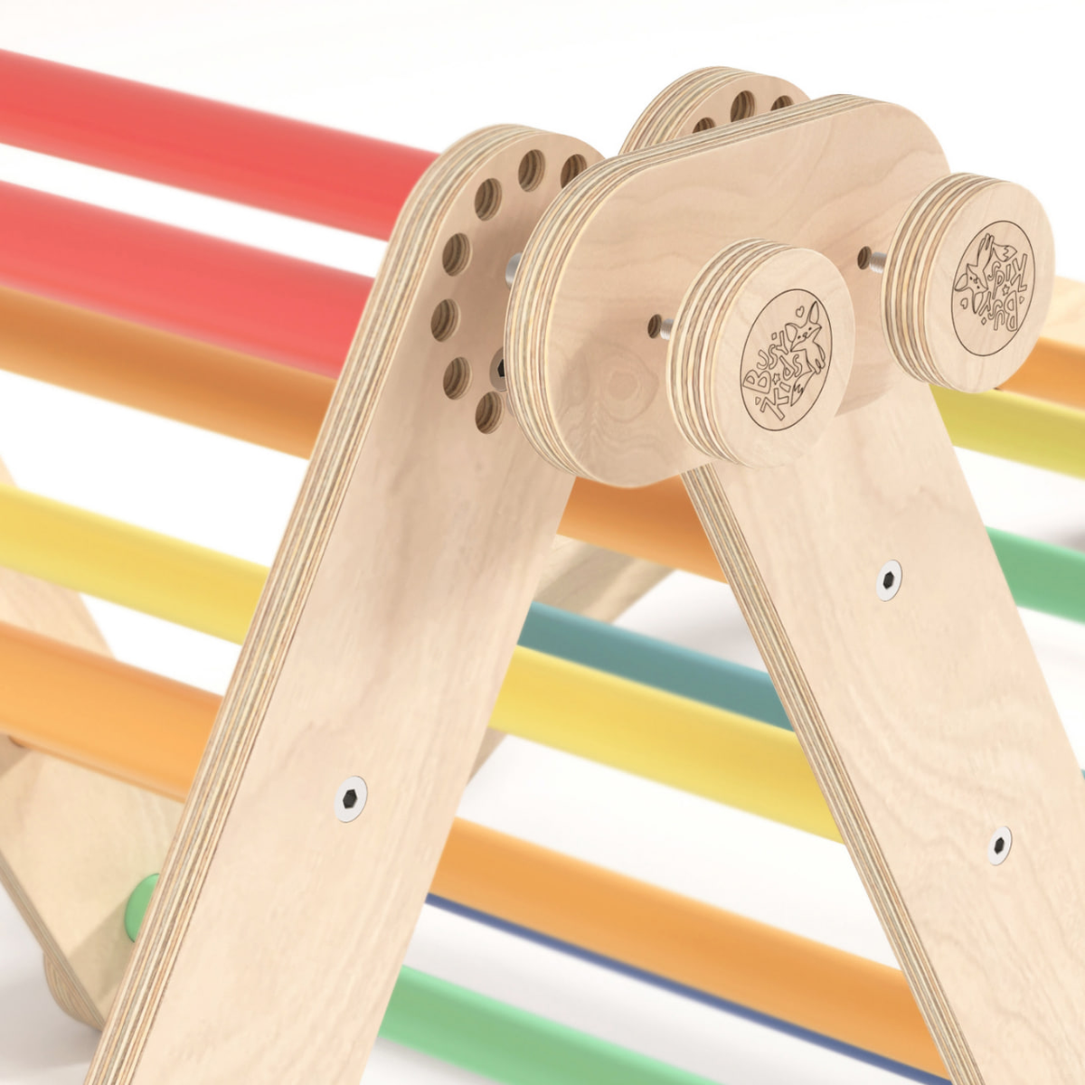Kinder-Klettergerüst aus Birkenholz mit bunten Sprossen, flexibel umbaubar, Montessori-inspiriert.