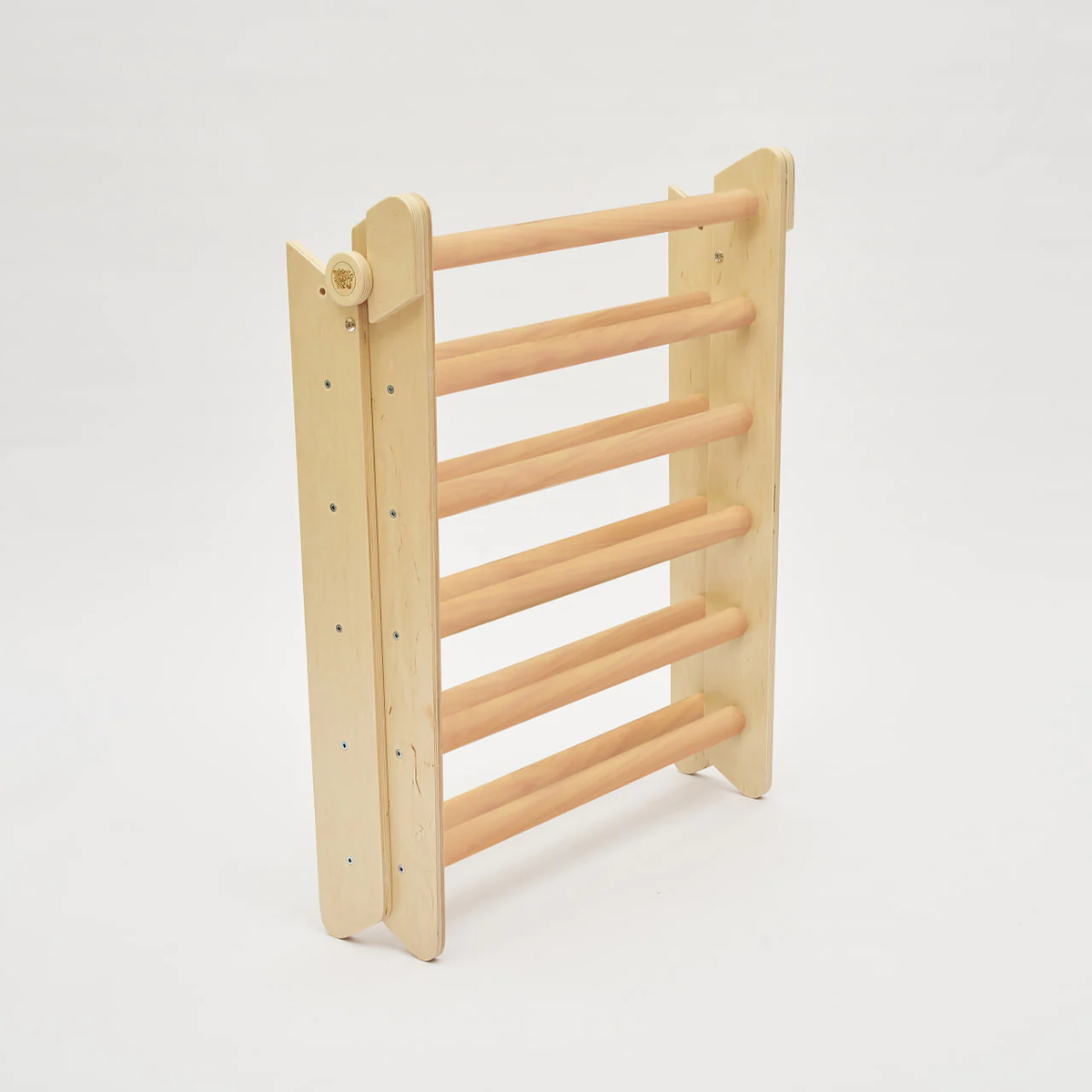 Pikler Dreieck aus naturbelassenem Holz, unbeschichtet, zur Förderung der motorischen Fähigkeiten von Kindern.