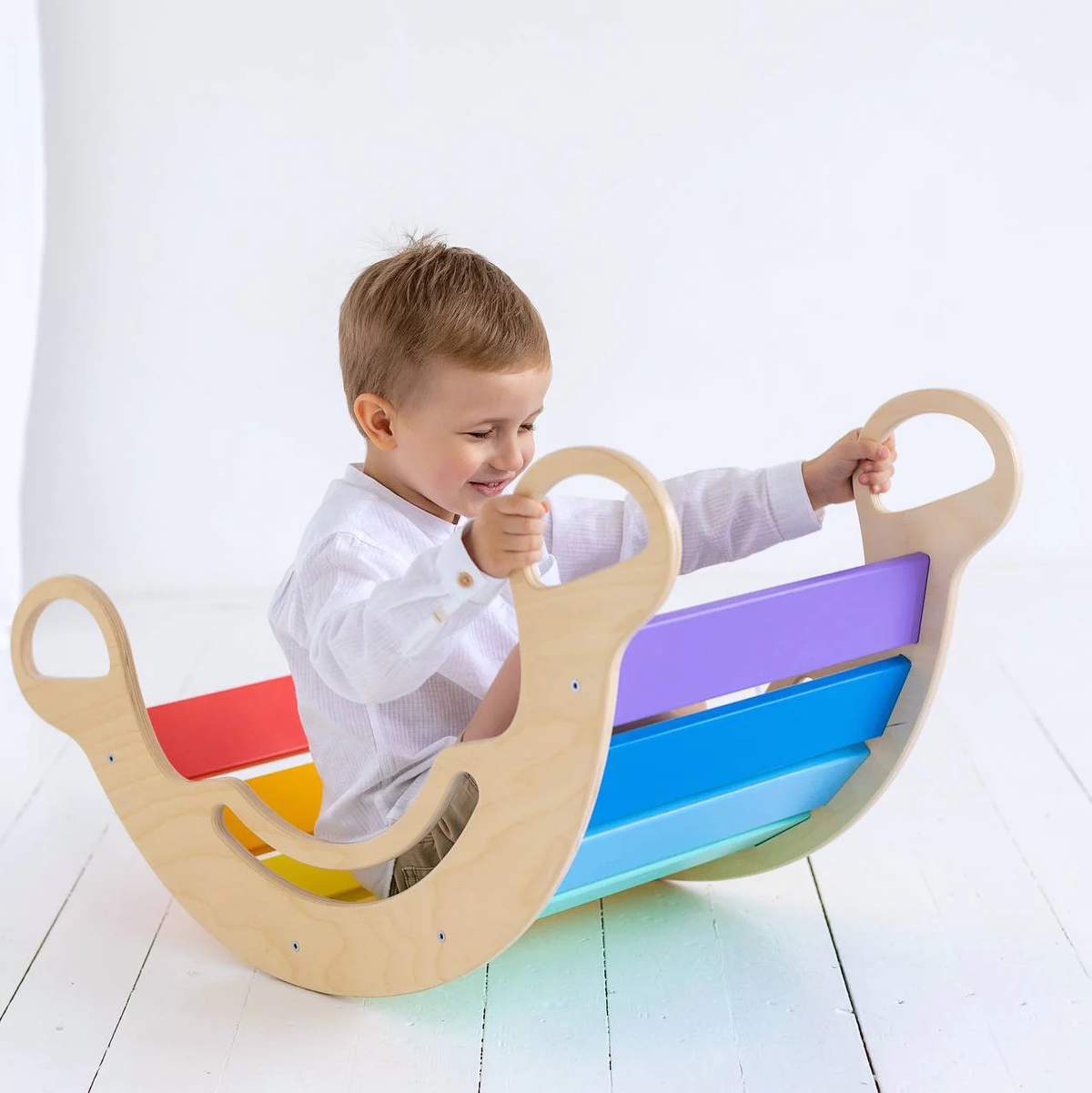 Montessori Balancewippe mit Kind, farbenfrohes Design, sicherer Spielspaß.