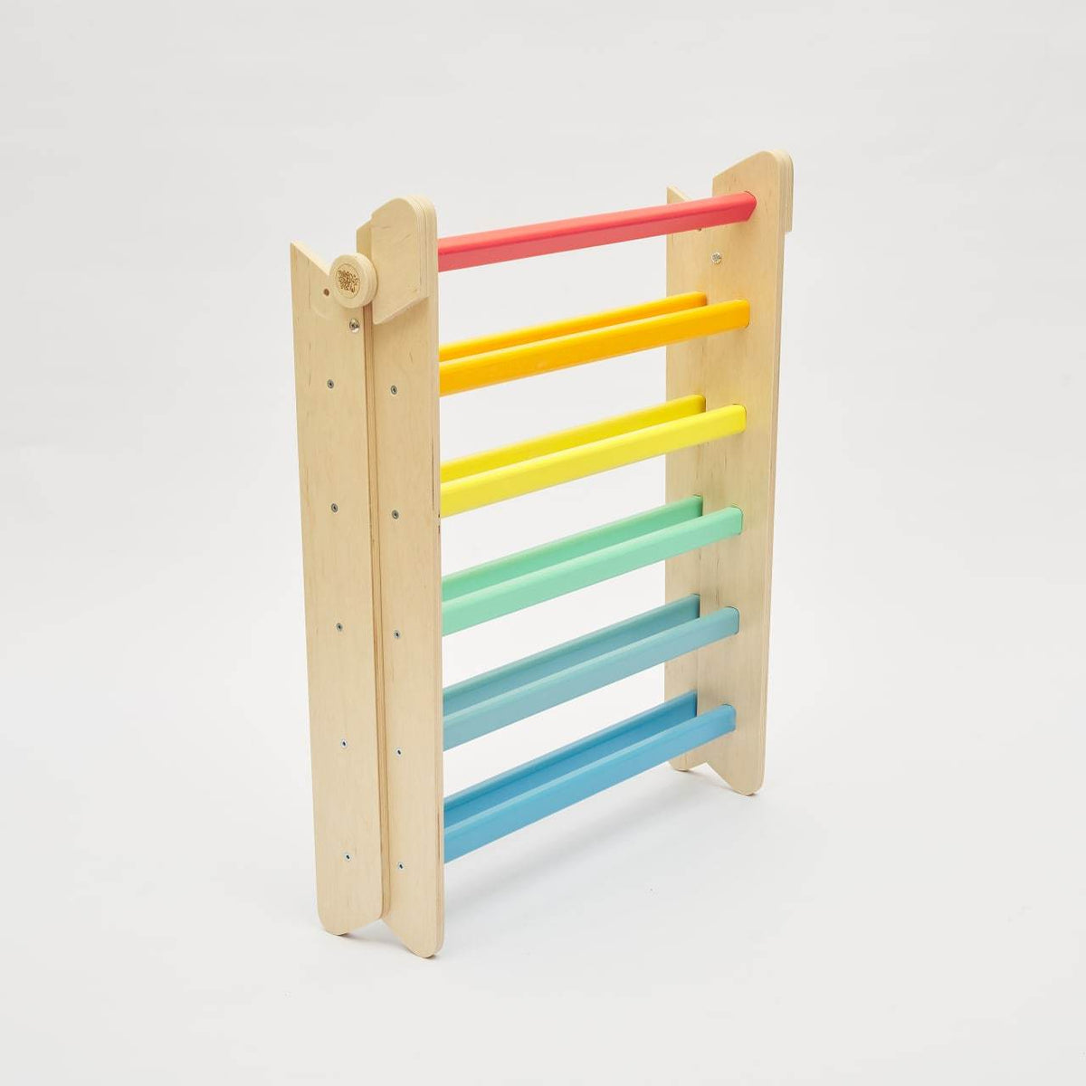 Colorful wooden Kletterdreieck for children&#39;s climbing and play.