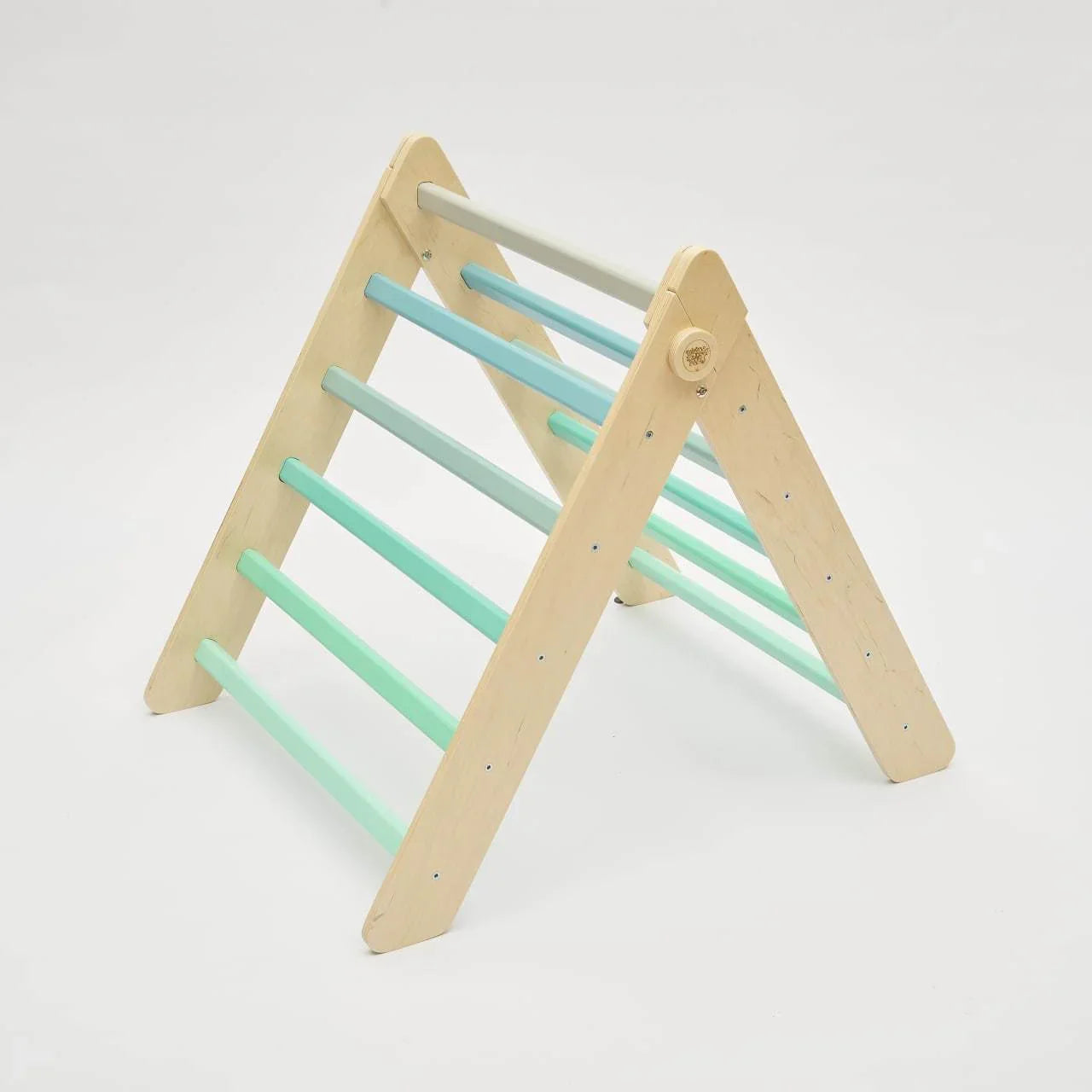 Montessori mint Kletterdreieck for kids, enhancing motor skills and creativity.
