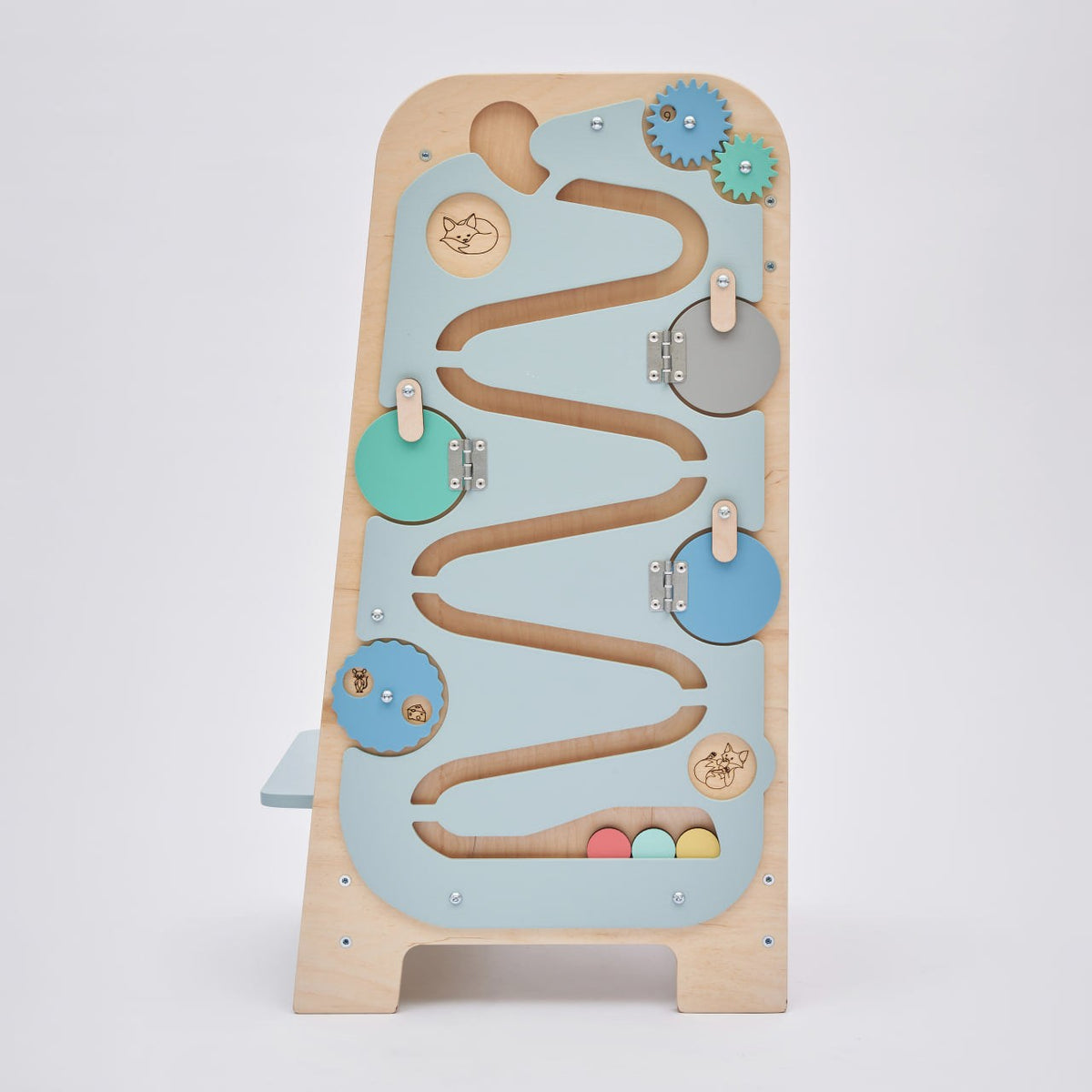 Multifunctional mint-colored Lernturm with playful side elements and adjustable platform.