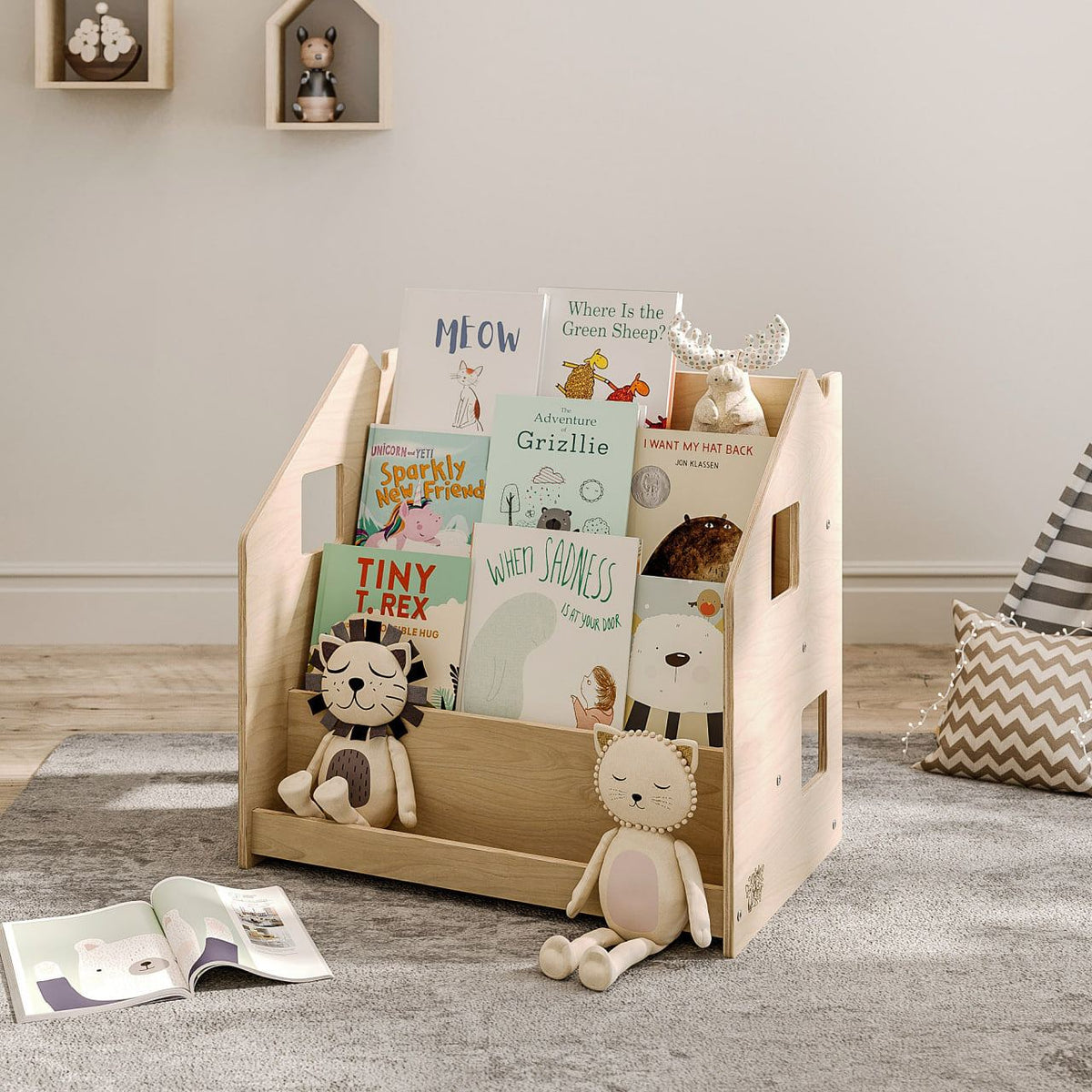 Montessori Bücherregal im Kinderzimmer, mit gezeigten Kinderbüchern und Spielzeug.