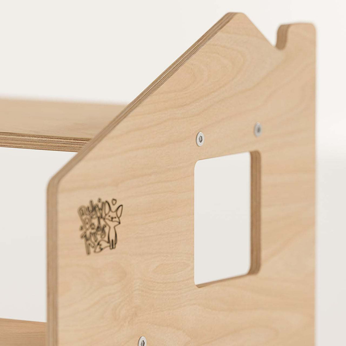 Montessori-Tritthocker aus Birkensperrholz mit abgerundeten Ecken für Kinder ab 1 Jahr.