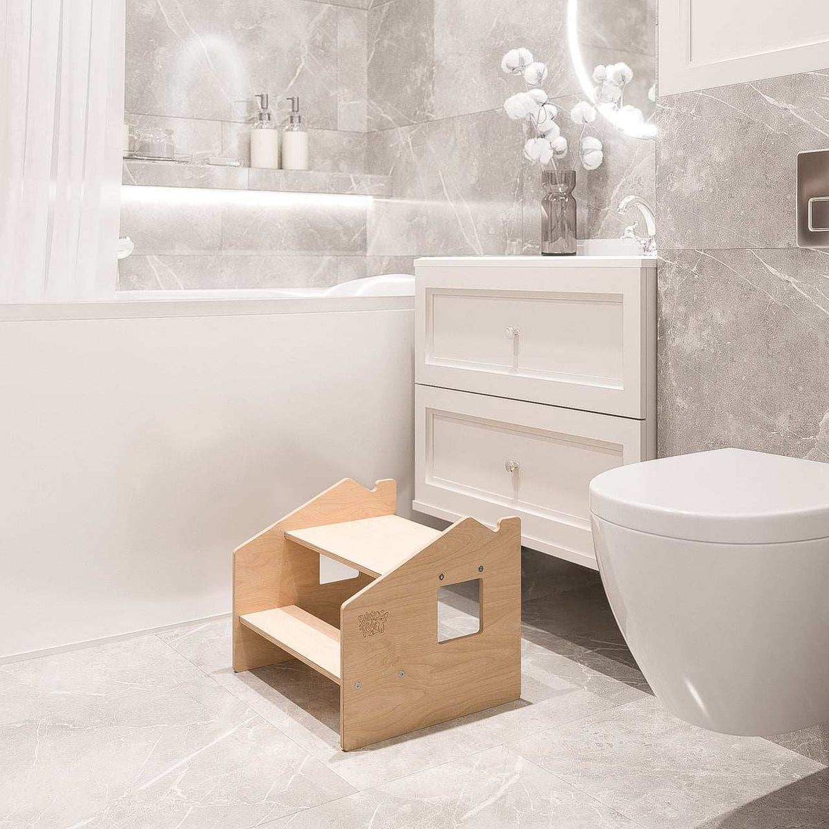 Montessori-Tritthocker aus Birkensperrholz im modernen Badezimmer.
