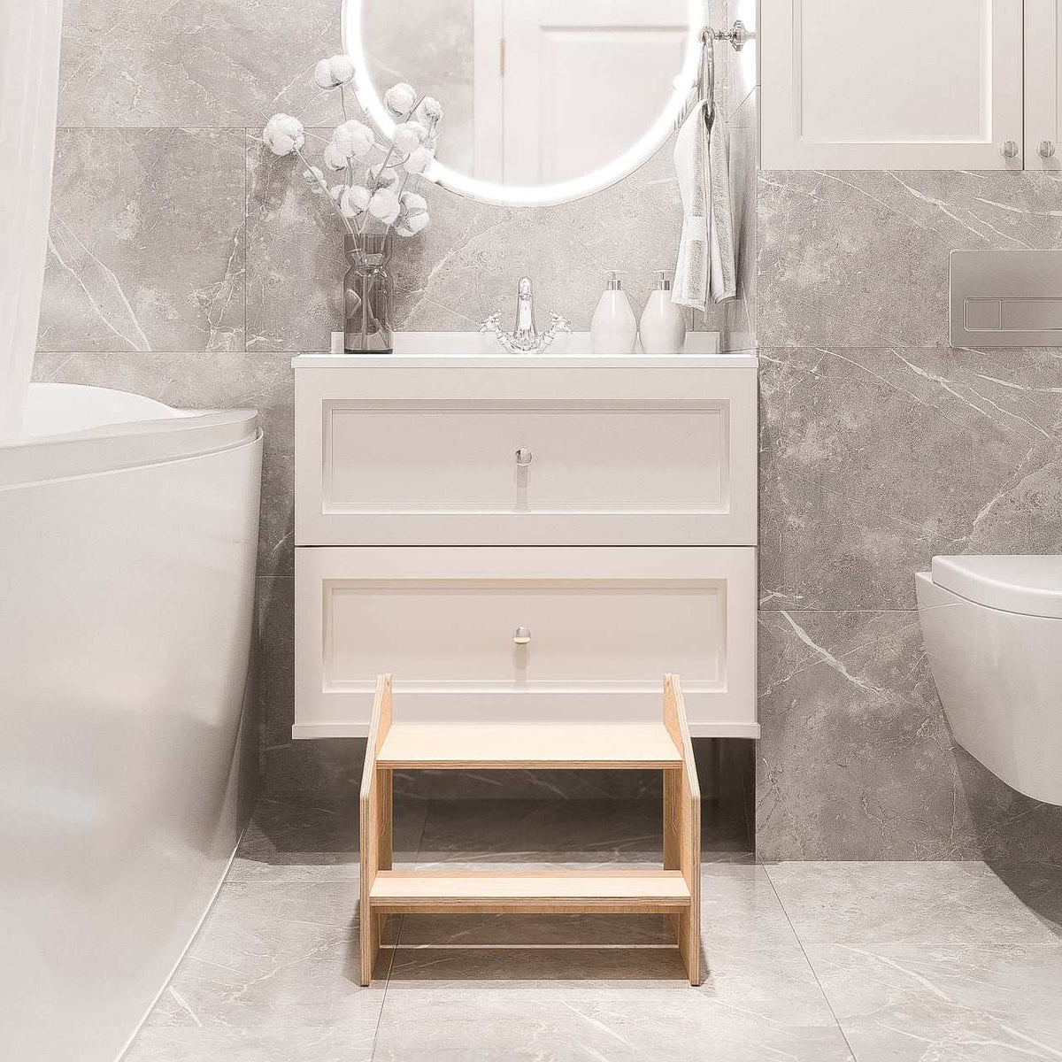 Montessori-Tritthocker im Badezimmer, Holz, sicher und robust, geeignet für Kinder ab 1 Jahr.