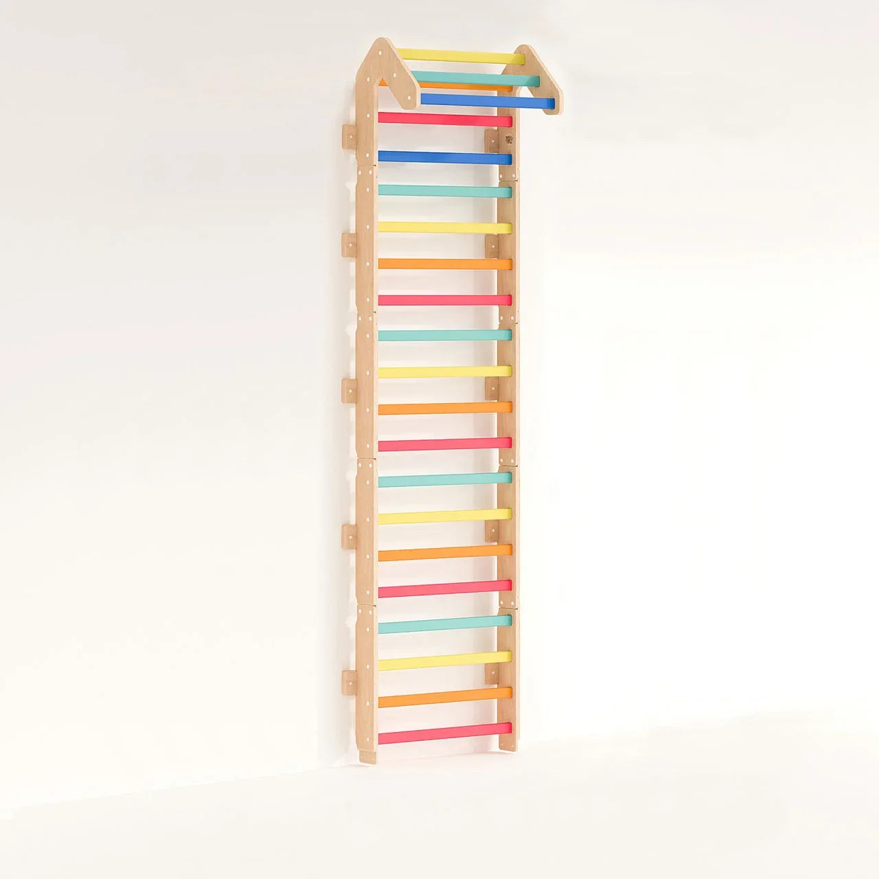 Sprossenwand BusyKids Maxi Plus in bright birch and beechwood finish.