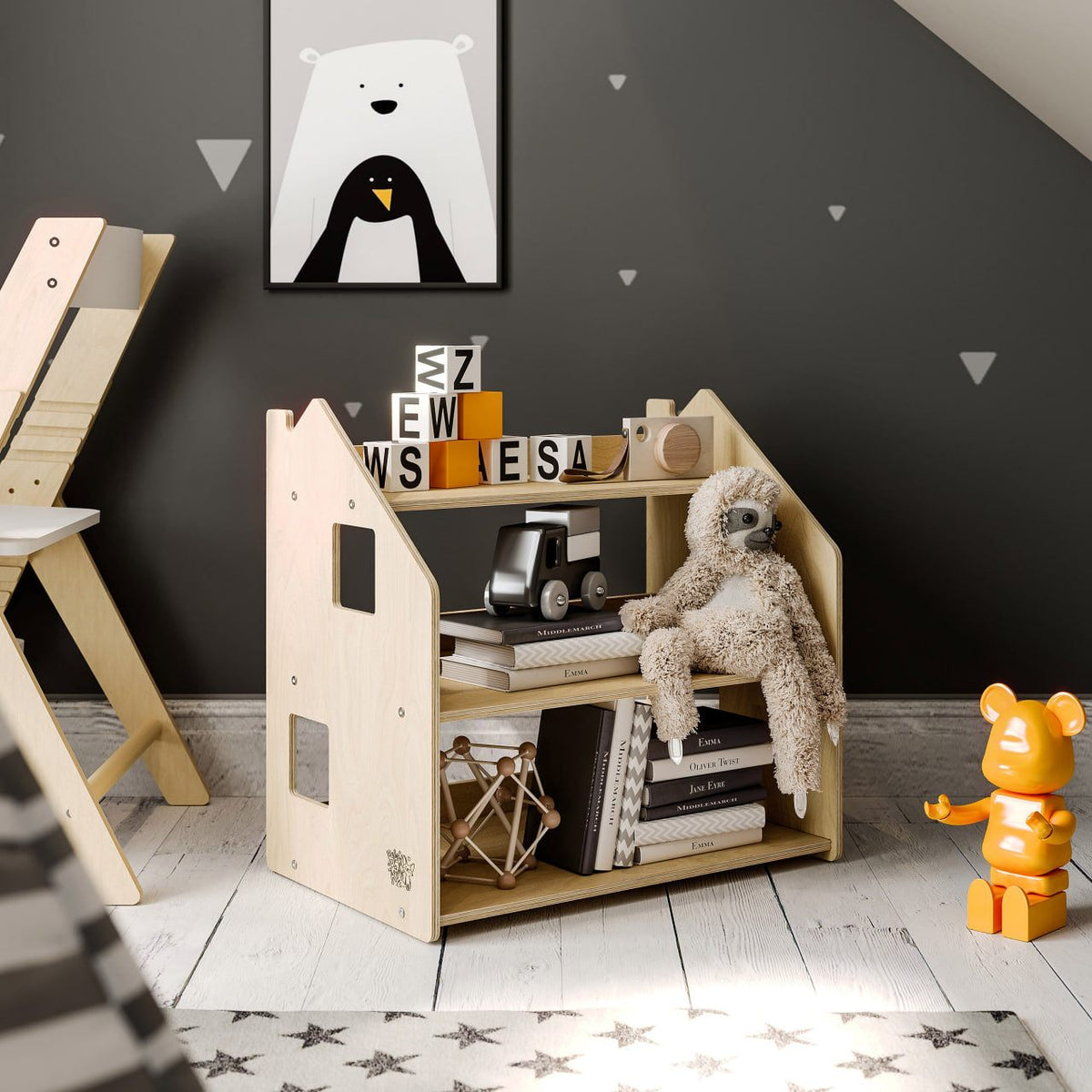 Montessori Bücherregal und Spielzeugregal aus lackiertem Sperrholz im Kinderzimmer, mit Spielzeug und Büchern.