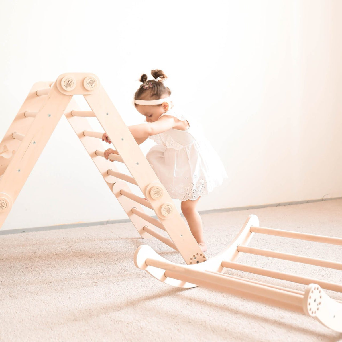 Wooden children&#39;s climbing set with swing, featuring two Pikler triangles, ideal for developing motor skills.