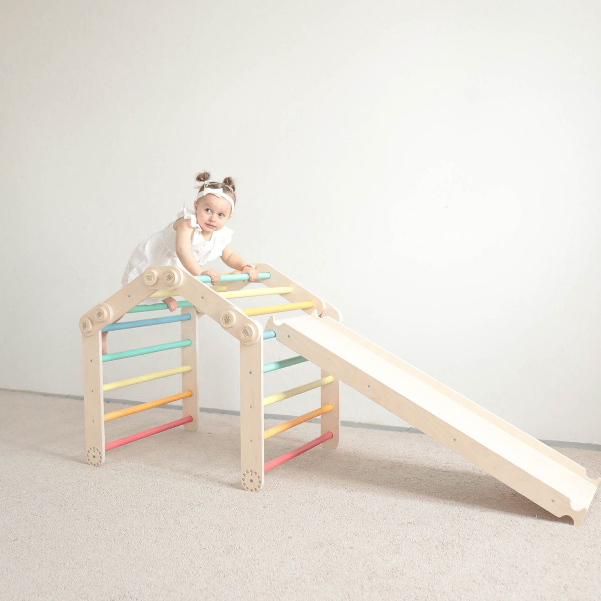 Children&#39;s flexible climbing set M with slide, made of birch wood in pastel colors.