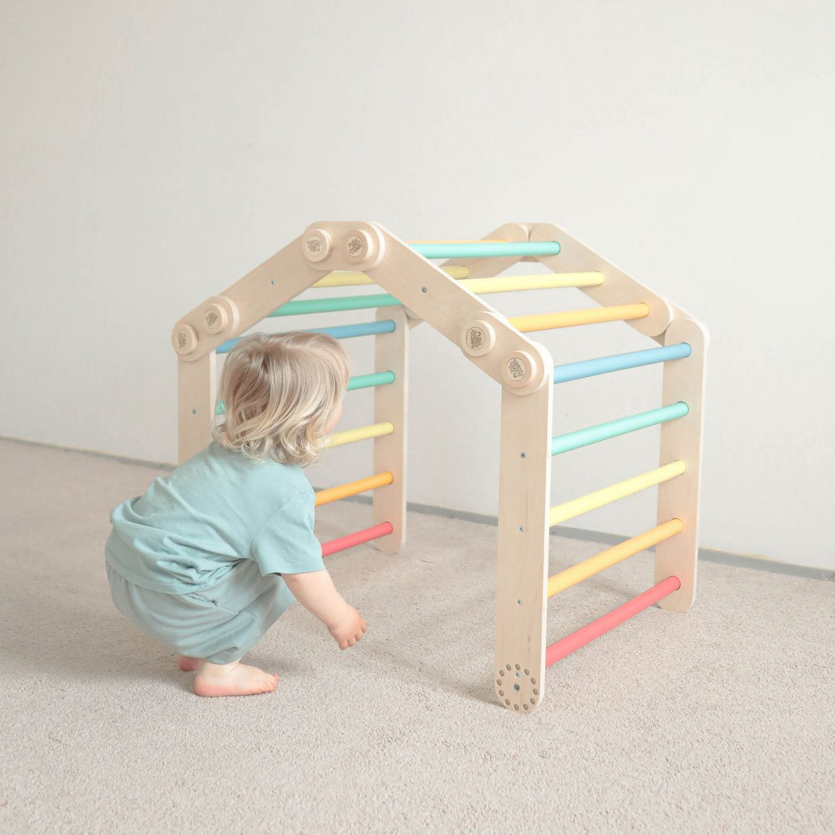 Children&#39;s flexible climbing frame in pastel colors, includes two Pikler triangles, eco-friendly birch wood, promotes motor skills, supports up to 60 kg.