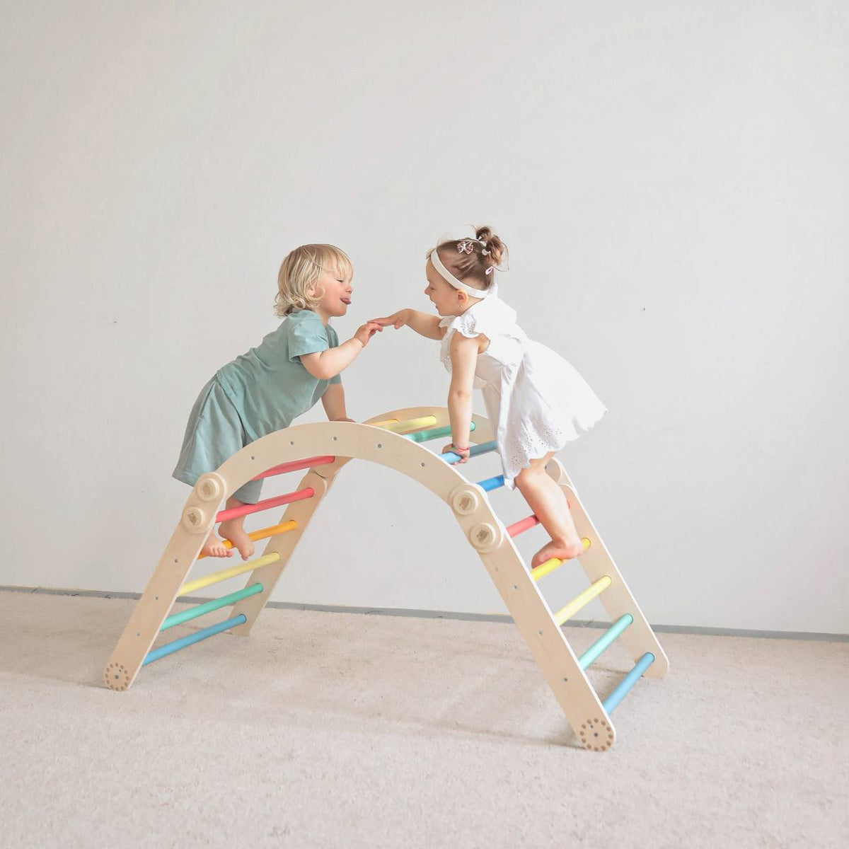 Maxi estrutura de trepar para crianças (conjunto L com baloiço) de cor clara