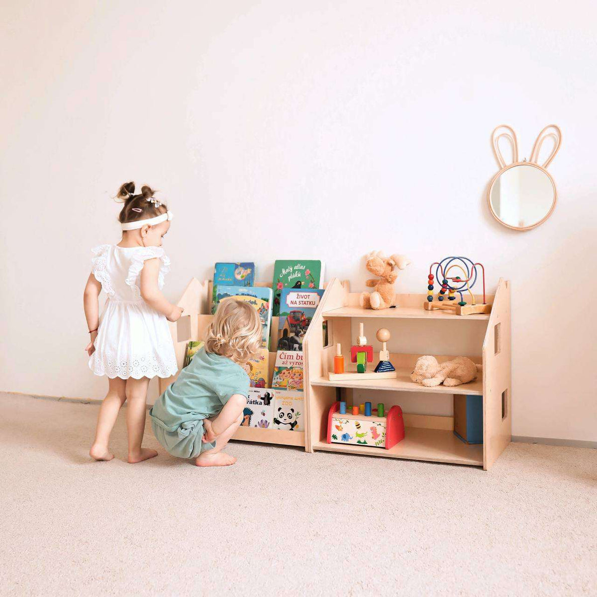 Montessori Bücherregal und Spielzeugregal im Kinderzimmer, fördert Selbständigkeit und Ordnung.