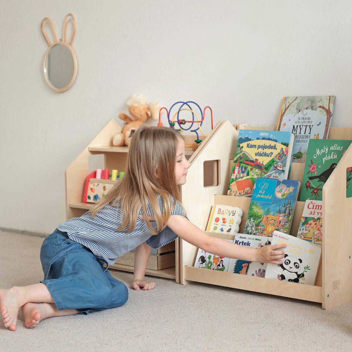 Children&#39;s room with Montessori-style books and toy shelves for easy access to books and toys.