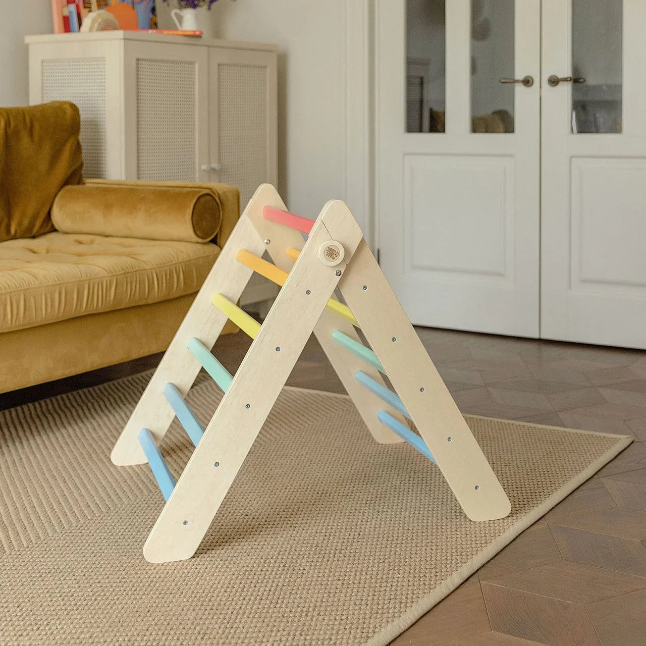 Kletterdreieck – helles Holz-Klettergerüst mit Regenbogenfarben für die motorische Entwicklung von Kindern.