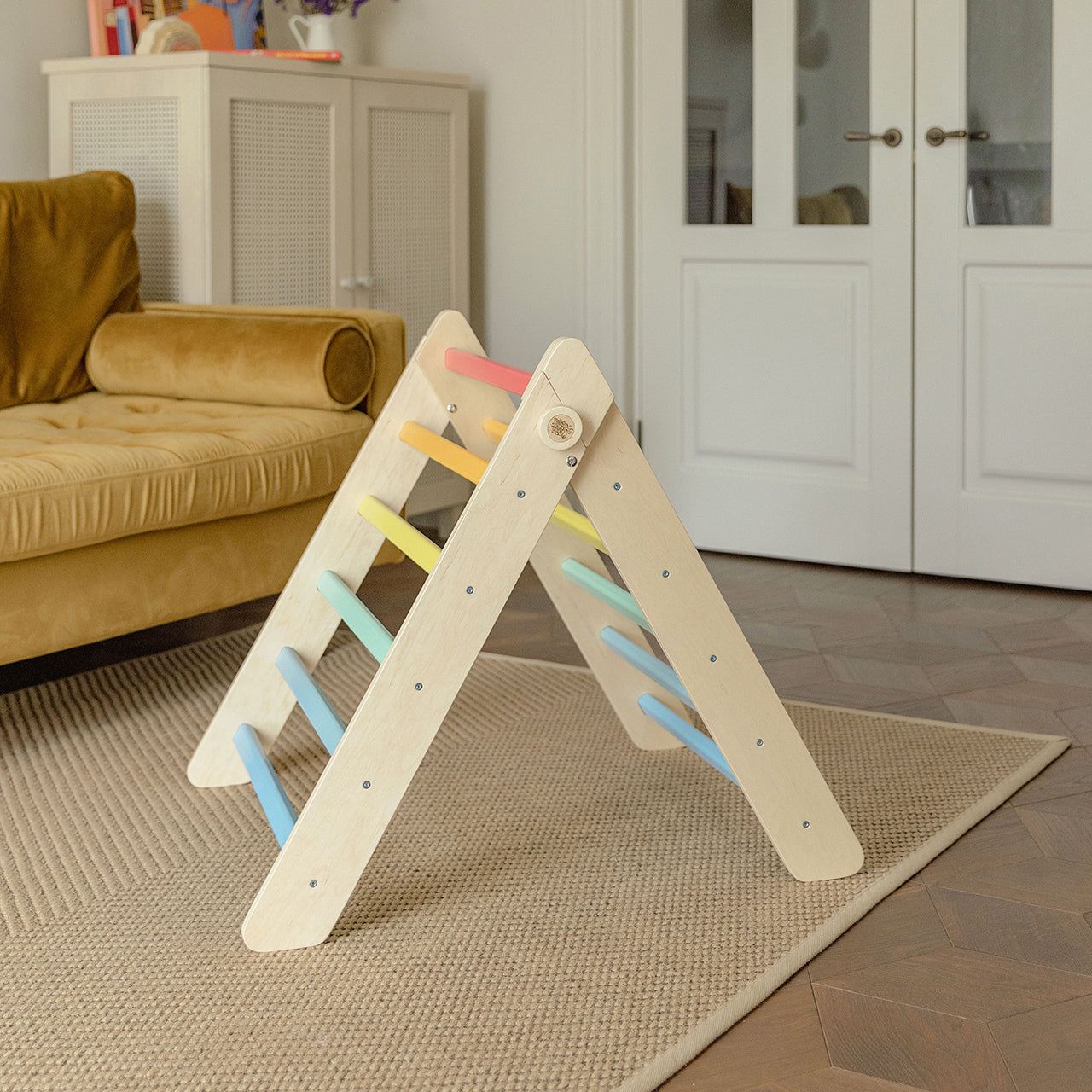 Kletterdreieck – helles Holz-Klettergerüst mit Regenbogenfarben für die motorische Entwicklung von Kindern.